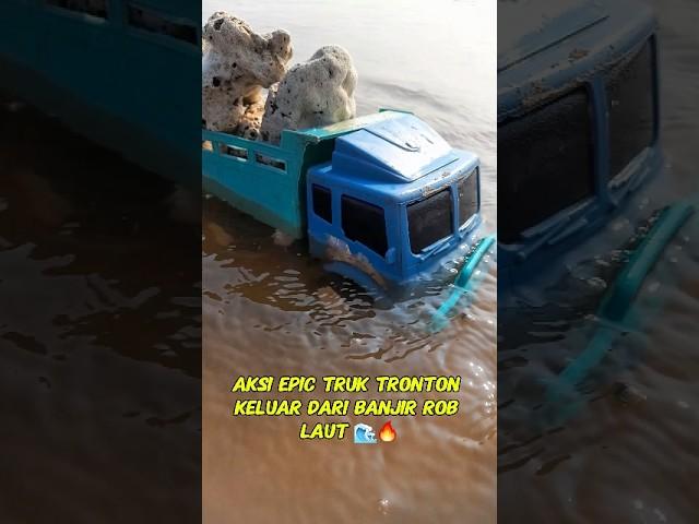 AKSI EPIC TRUK TRONTON LEPAS DARI BANJIR #mainananak #truk #trukoleng #truktronton #trukpasir