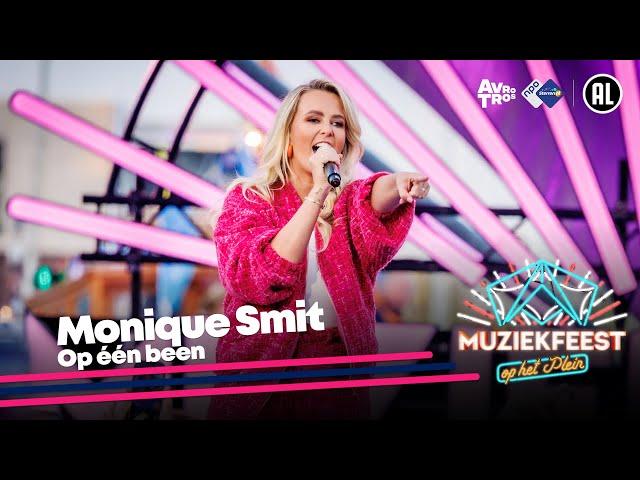 Monique Smit - Op één been (LIVE) • Muziekfeest op het Plein 2024 // Sterren NL