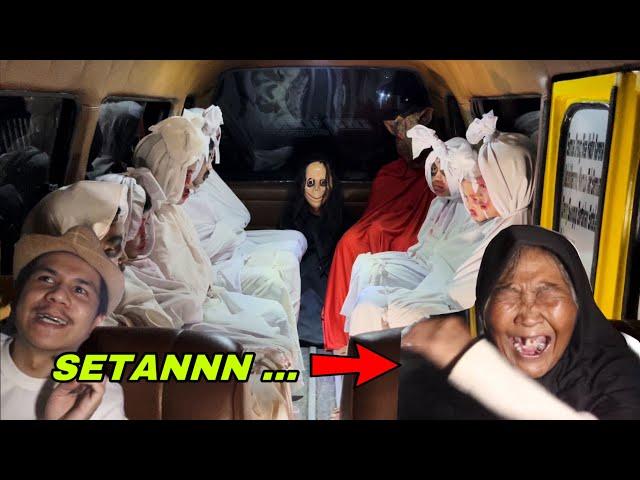 PRANK BANYAK POCONG DI MOBIL ANGKOT  ngakak expresi si emak nya 