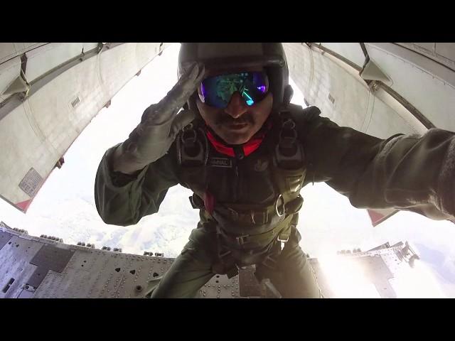 Индийский спецназ десантируется в России/Indian paratroopers train in Russia