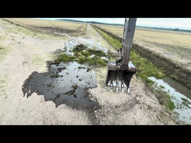 LIMPANDO VALETA DE ESCOAMENTO  escavadeira hidráulica