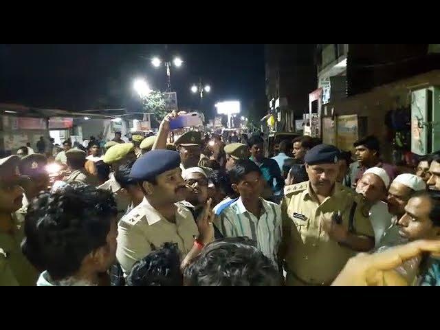 Varanasi - भारी पुलिस फ़ोर्स के SSP ने साथ मुस्लिम बहुल क्षेत्रों में किया भ्रमण