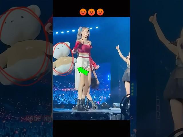 This Is How Lisa Protects Rosé From The Danger  #rose #lisa #blackpink #shortvideo #angry