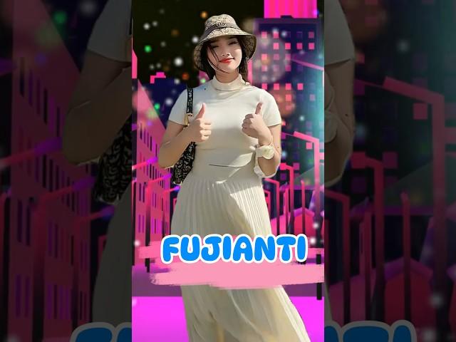 Lihat Gaya Lucu Fuji: Catwalk di Mana Saja dengan Topi  #fujianti