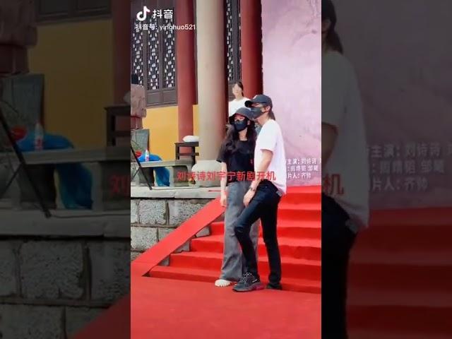 Liu YuNing and Liu ShiShi taking photos together at booting ceremony of A Journey To Love