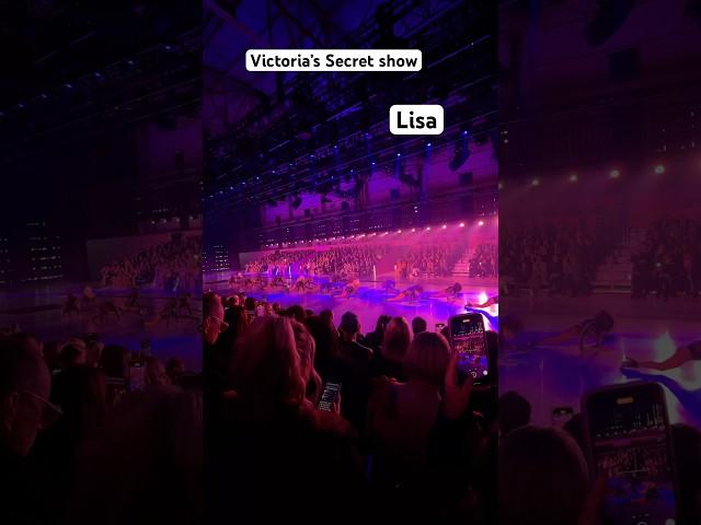 !!! LISA doing split while performing at Victoria’s Secret show #lisa #lalalalisa_m #victoriasecret