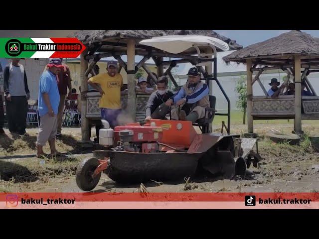 TRAKTOR PALING BEDA DARI YANG LAIN BENTUK SEPERTI PERAHU TAPI BERJALAN CEPAT DI SAWAH