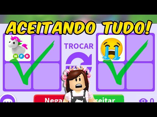 ACEITANDO TODAS AS TROCAS no Adopt Me! ROBLOX 