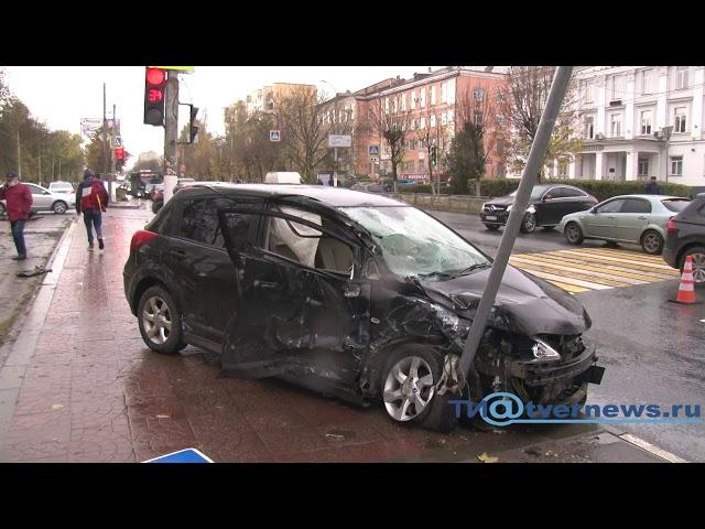 В Твери столкнулись иномарка и пассажирский автобус