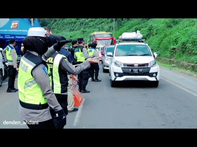 Polwan Polres Tasikmalaya Kota Hibur Pemudik, Bagikan Air Mineral Hingga Berjoget di Jalur Gentong