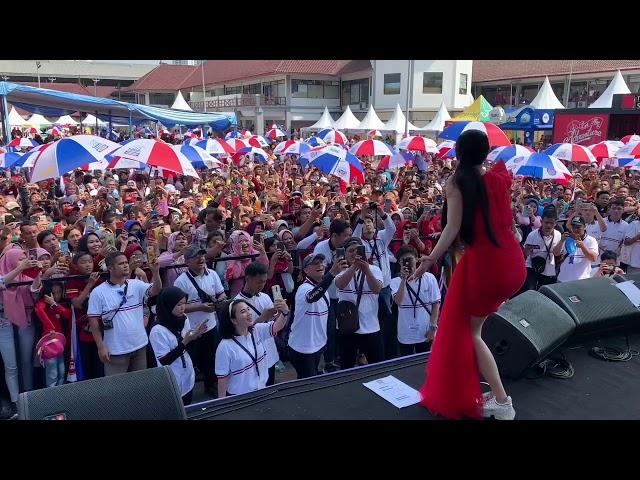 Dewi perssik indah pada waktunya perform