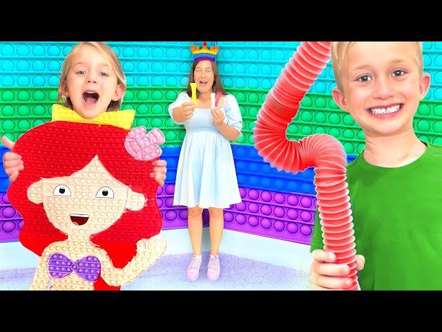 Ivy and Levi Help The Fidget Queen (Mrs. Bench) Overcome Her Fear!