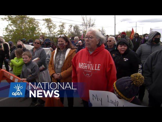 1492 Land Back Lane supporters hold march to the police barricades in Caledonia | APTN News