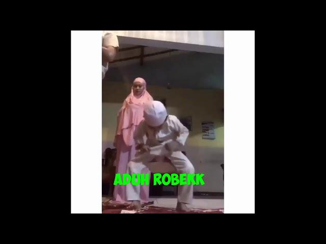 Video Viral!!! Celana anak ini robek saat sholat hingga ibunya ikutan tertawa