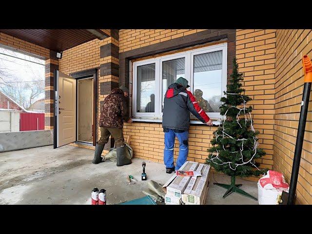 Устанавливаем окна в доме. Укладываем плитку в прихожей. Ремонт продолжается. Жизнь простых людей.