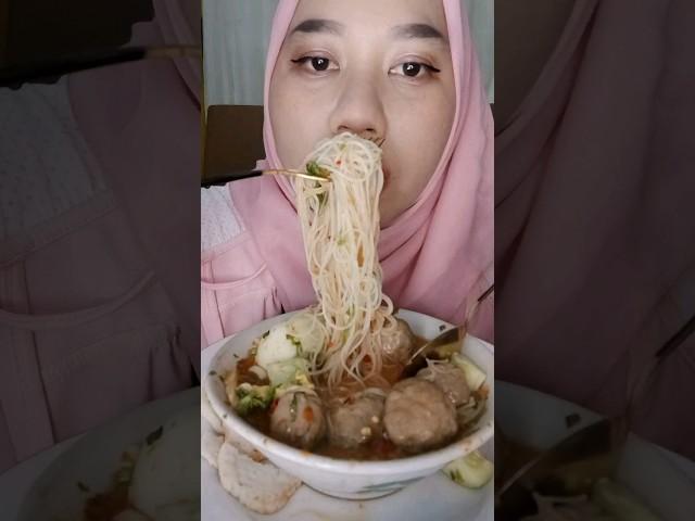 MAKAN BAKSO #mukbang #ngeshortsbareng #shortvideo #shorts #bakso #makanbakso #makanbaksopedas #enak