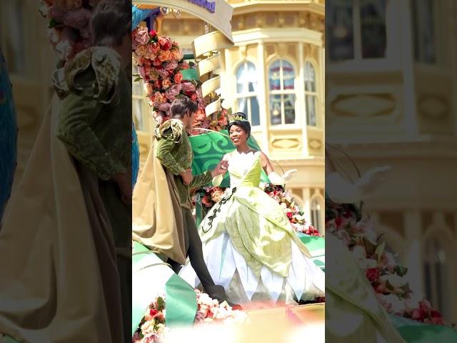 Love seeing Naveen and Tiana at the front of festival of fantasy parade!