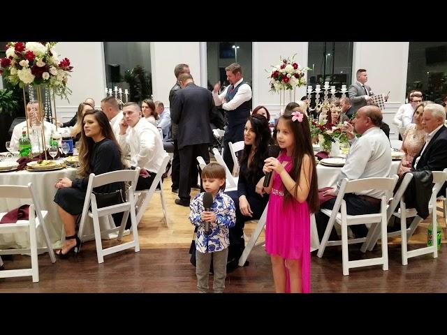 Трогательно дети спели на свадьбе у сестри. Самая красивая Вероника. Wonderful kids singing at weddi