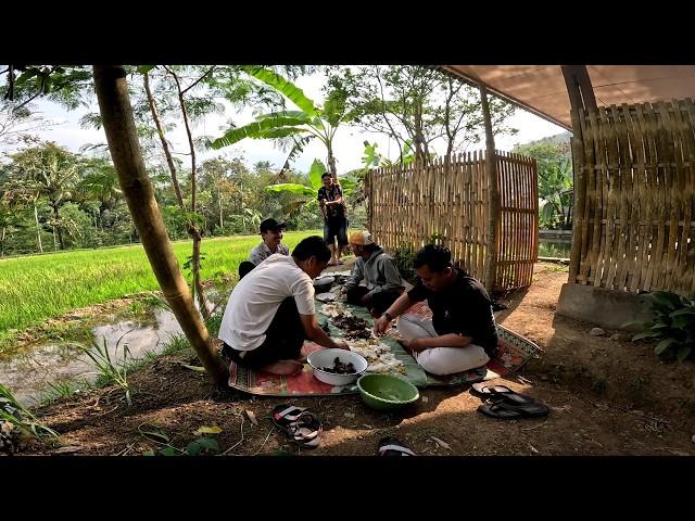 NANGKAP IKAN, MASAK NGALIWET DAN MAKAN BERSAMA DI HALAMAN RUMAH