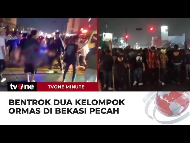 Dua ormas di Bekasi Bentrok, Diduga Rebutan Pengelolaan Pasar Tumpah | tvOne Minute