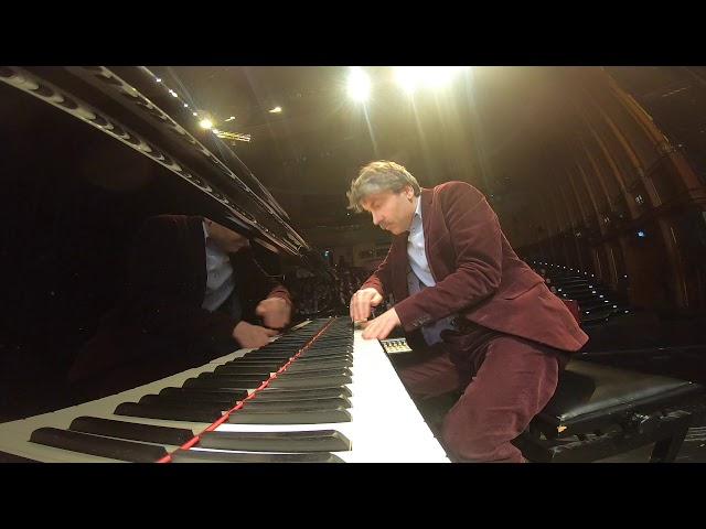 Malte Giesen: concerto for hyperreal piano and orchestra