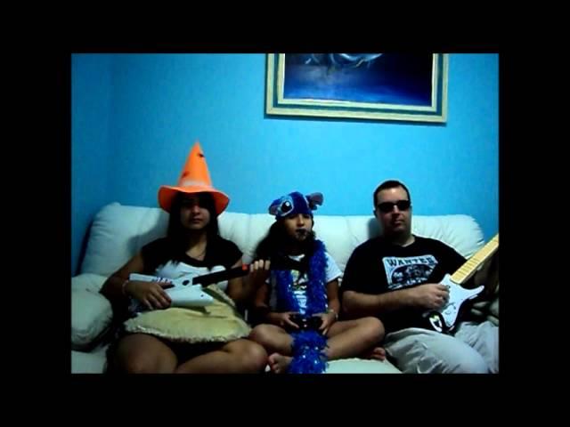 Giovana Buosi, ‎Júlia Buosi e Carlos Buosi tocando Guitar Hero