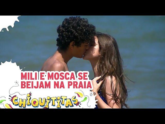 Mili e Mosca se beijam na praia | Chiquititas