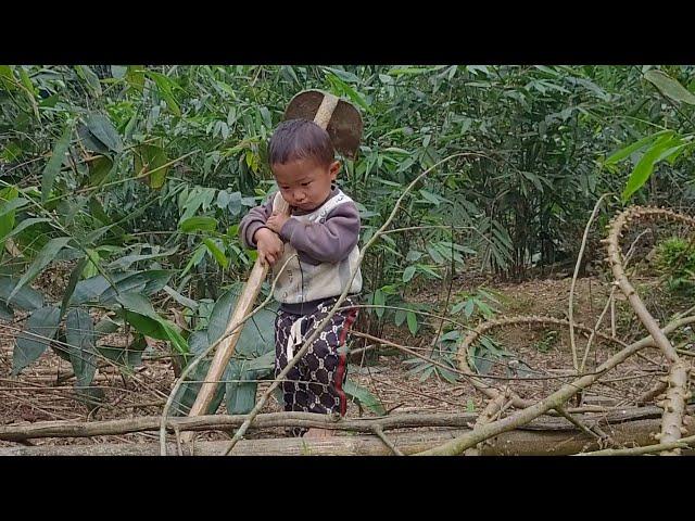 Single mother, 17 years old, happy when her life is helped by her son, Ly Tieu Anh