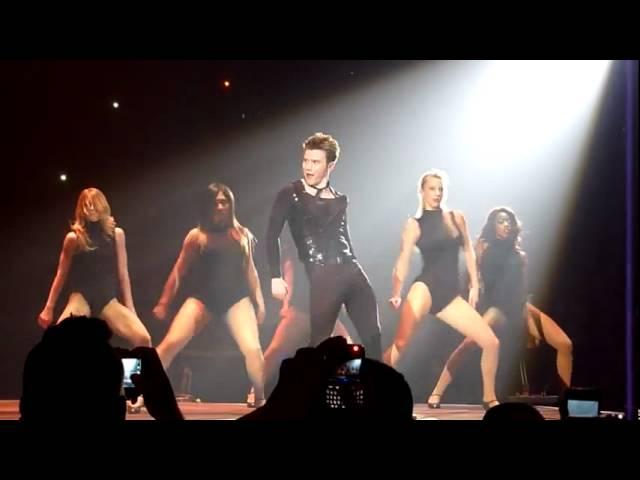 Kurt bailando Single Ladies Glee