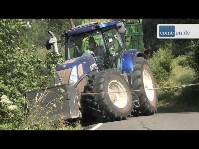 Ackerschlepper rutscht Böschung hinunter