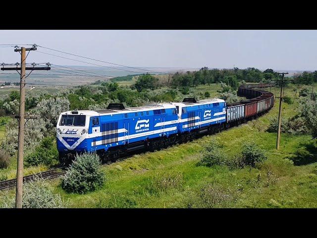 Тяжелый грузовой поезд с толкачом поднимается на последний крутой подъем [CFM] Heavy freight train