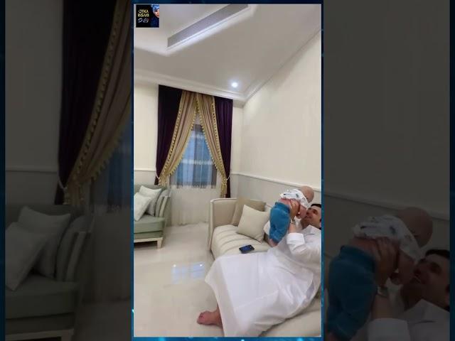 Suami Arab Lagi Bermain Bersama Baby Asaad di Ruang Keluarga