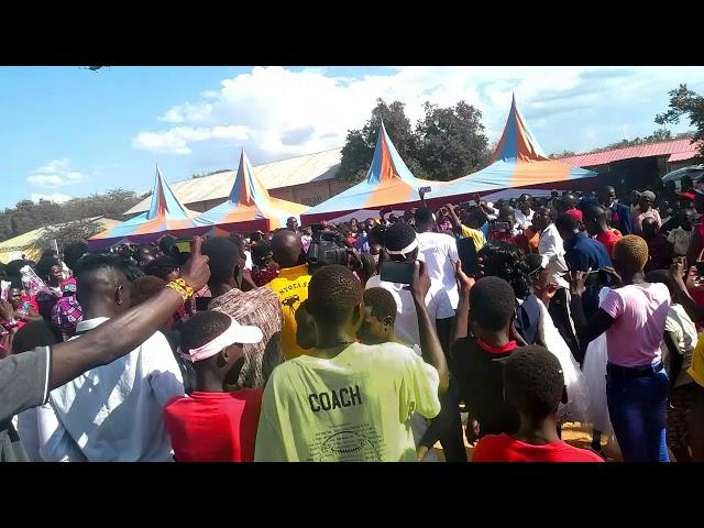 Msumari Ndogo Moving The Crowd Like A Politician During Performance(Mr&Mrs Loreng's Wedding)