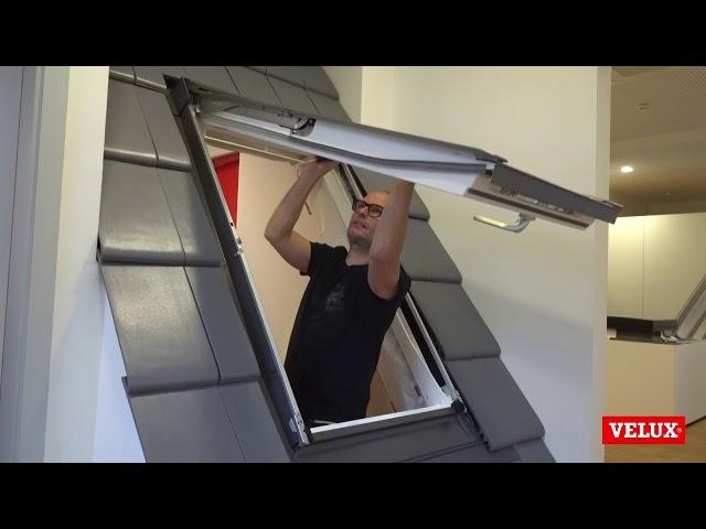 Activating/deactivating the spring on a VELUX top hung roof window