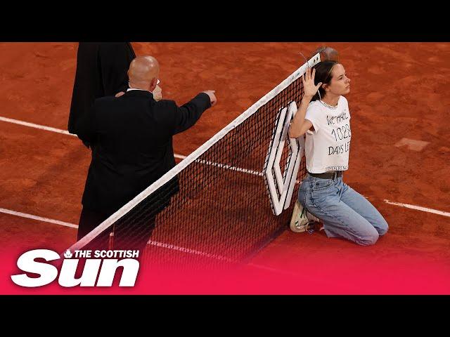 Activist ties her neck to the net at tennis French Open match between Casper Ruud and Marin Cilic