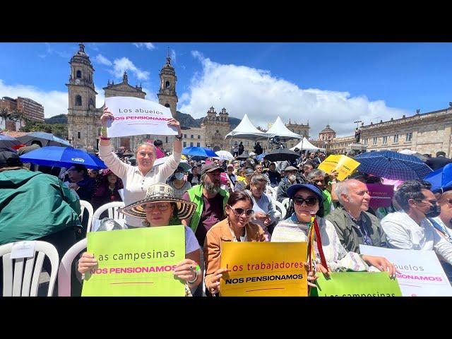 ¡Petro cumplió! Cientos de adultos mayores en la Plaza de Bolívar para firma de la Reforma Pensional