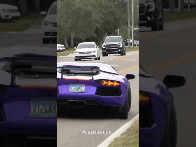 Lamborghini Exit VS Dodge Hellcat Challenger