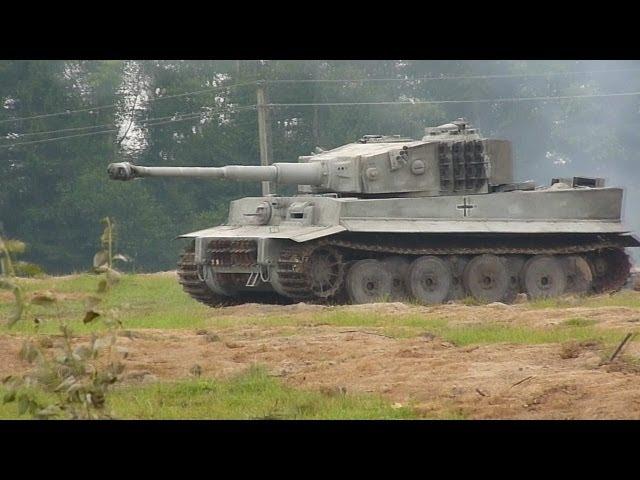 Немецкий танк PzKpfw VI Tiger на ходу (реплика) / PzKpfw VI Tiger on the move (replica)