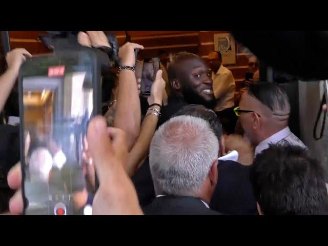 Romelu Lukaku MOBBED by Napoli fans as he arrives for his medical ‍️