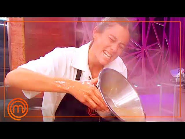 Se tira el CALDO HIRVIENDO en la mano: María Lo se quema | MasterChef 10