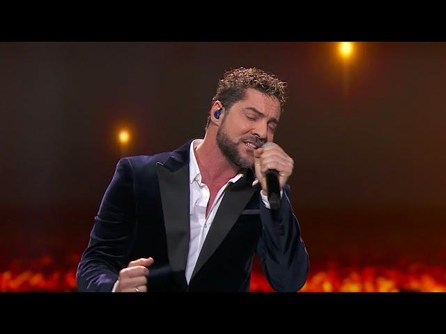 David Bisbal cantando Se nos rompió el amor en directo en La voz. Mexico.