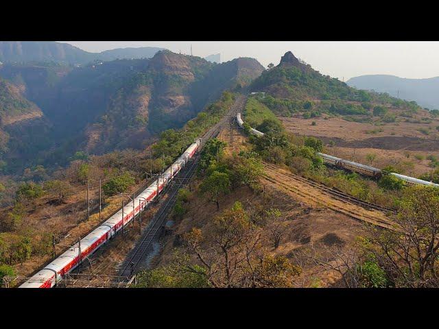 Konark Express halted while Climbing Bhor Ghat (Dont miss a single moment)