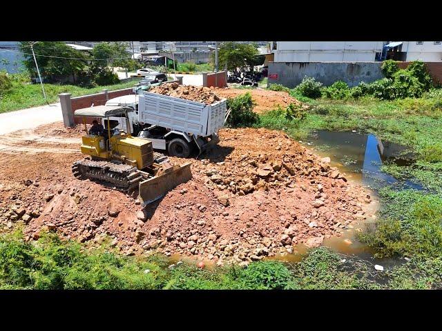 Full Videos Processing !! Bulldozer & Dump Truck Team Pour Soil To Clear The Lake
