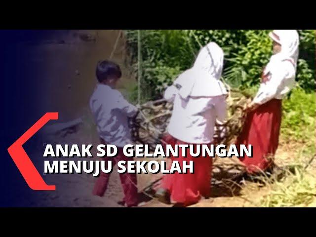 Viral, Anak SD Sebrangi Sungai Demi Capai Sekolah