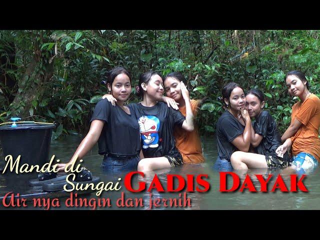 Gadis Dayak mandi di sungai dekat pondok di hutan keseharian gadis desa suku dayak