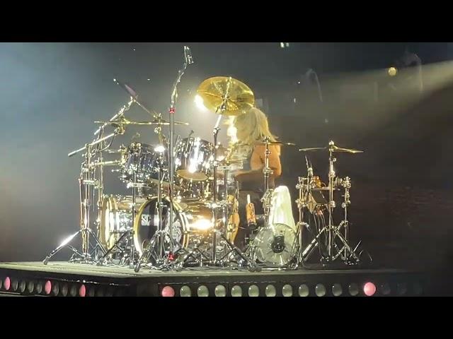 Amazing drum solo by the legendary Mikkey Dee