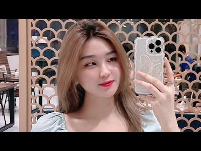 Live streaming Instagram Rosalia Akmareta Yang viral kemarin joget Tik tok dengan busana seksi