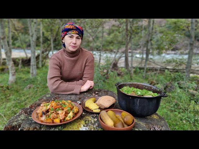 THE WOMAN LIVES ALONE IN THE MOUNTAINS! Cooking Potatoes with Meat on Fire