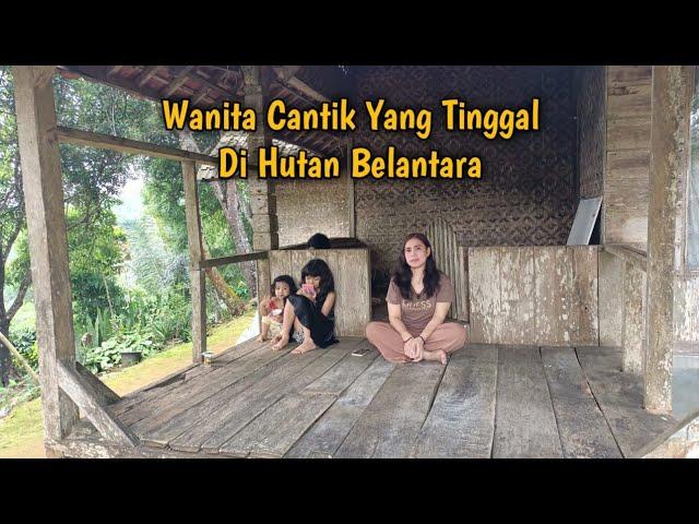 Wanita Cantik Yang Tinggal Ditengah Hutan Belantara