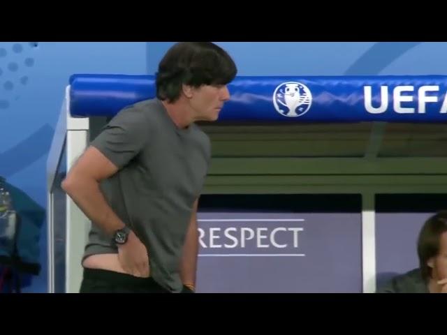 Тренер Германии, Иохим Лёв , нюхает свой зад?